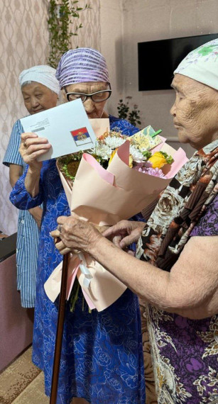 Жительница п.Хомутников празднует свой 95-летний юбилей. Жительница п.Хомутников празднует свой 95-летний юбилей.